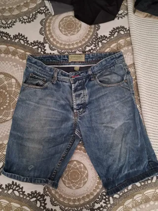 Ropa en lote,varias marcas,casi nuevas,en caja.