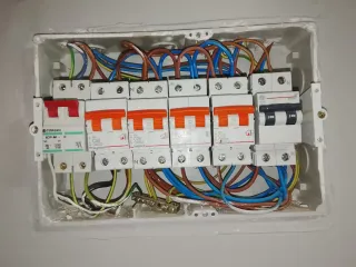 Electricistas y peón de construcción en Barcelona