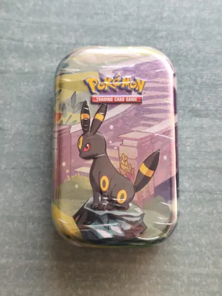 Lata Umbreon Prismatic Evolution +Carta promocinal