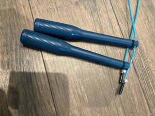 Cuerda de saltar azul