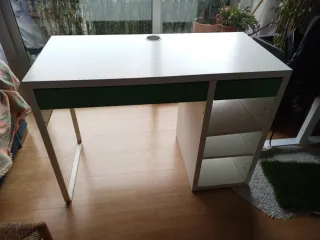 Escritorio IKEA MICKE - Blanco y Verde