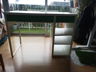 Escritorio IKEA MICKE - Blanco y Verde