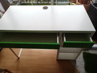 Escritorio IKEA MICKE - Blanco y Verde