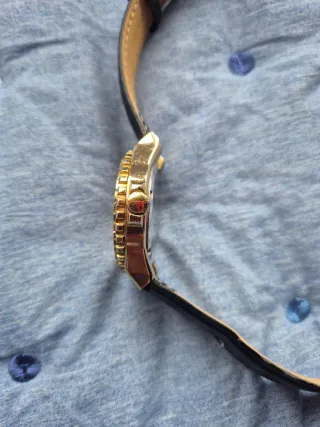 Reloj Guess Dorado y Negro