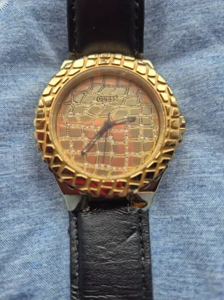 Reloj Guess Dorado y Negro