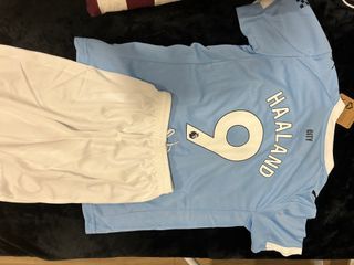 Camiseta y pantalón fútbol niño