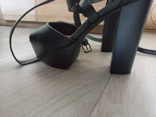 Tacchi neri con piattaforma