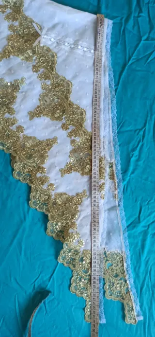 Manteleta SIN ESTRENAR de niña con encaje dorado