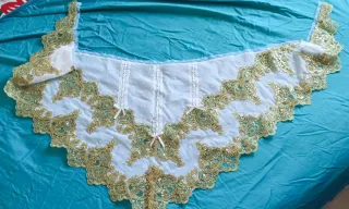 Manteleta SIN ESTRENAR de niña con encaje dorado