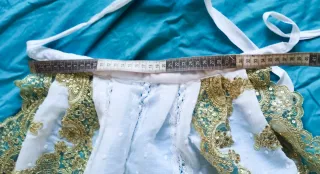 Manteleta SIN ESTRENAR de niña con encaje dorado