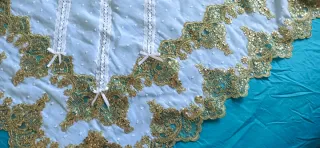 Manteleta SIN ESTRENAR de niña con encaje dorado