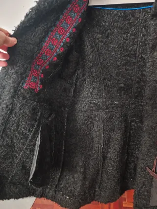 Abrigo negro tacto ante XL bordado