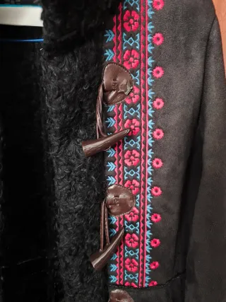 Abrigo negro tacto ante XL bordado