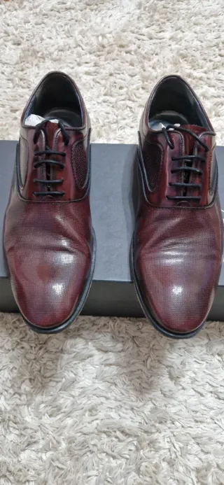 Zapatos de novio granates