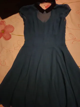 Vestido verde con cuello negro