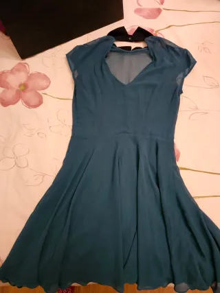 Vestido verde con cuello negro