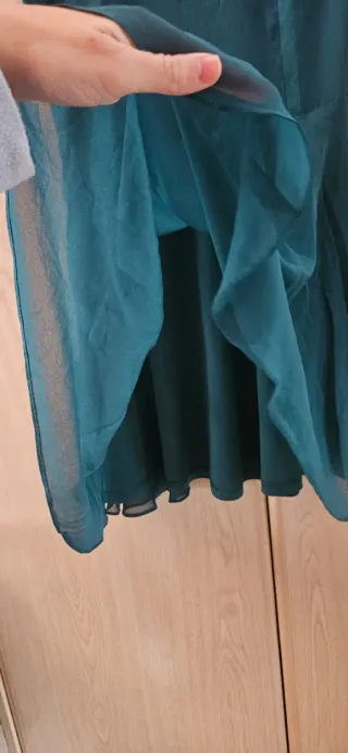 Vestido verde con cuello negro