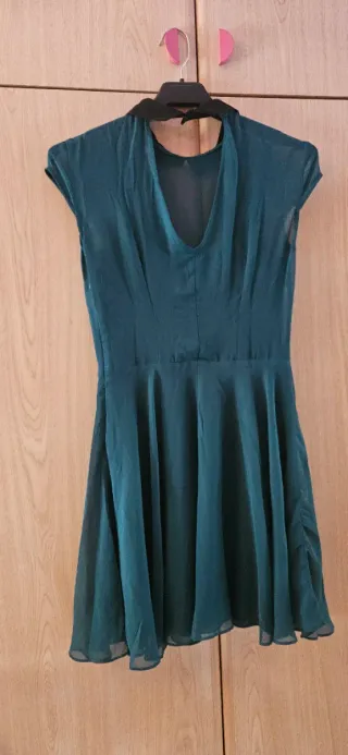 Vestido verde con cuello negro