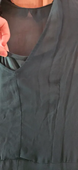 Vestido verde con cuello negro