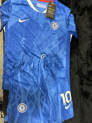 Camiseta y pantalón corto fútbol niño