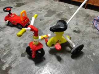 Triciclo infantil amarillo y rojo