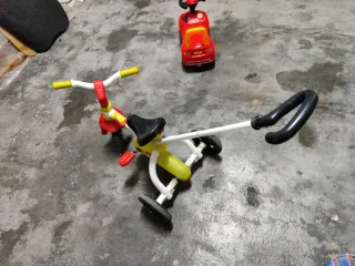 Triciclo infantil amarillo y rojo