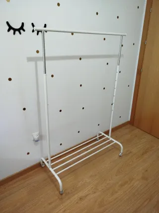 Burro perchero blanco con ruedas