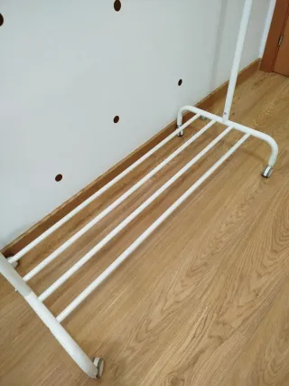 Burro perchero blanco con ruedas