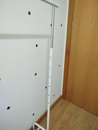 Burro perchero blanco con ruedas