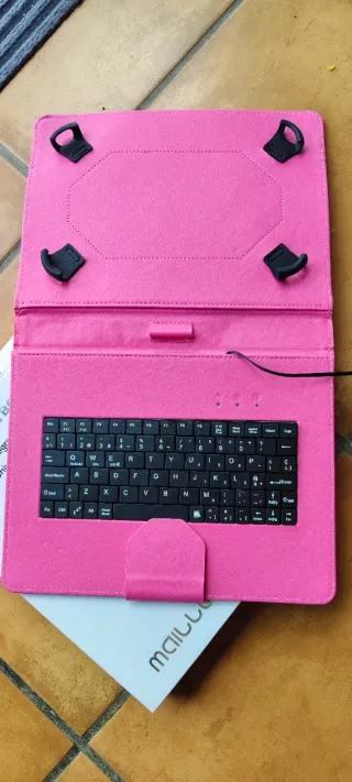 2 Fundas tablet rosa con teclado casi sin uso.