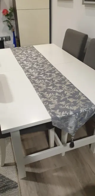 Sillas y mesa de comedor