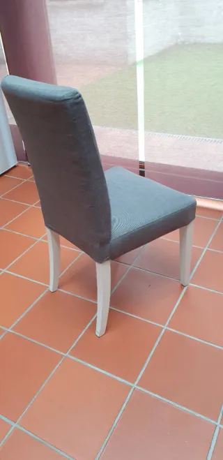 Sillas y mesa de comedor