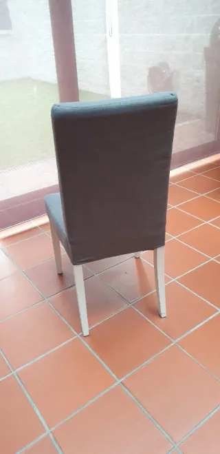 Sillas y mesa de comedor