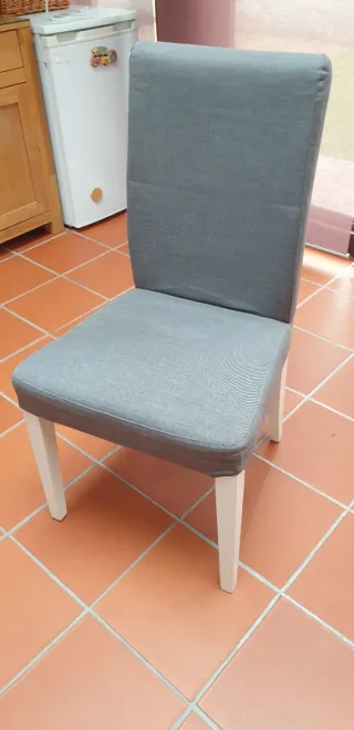 Sillas y mesa de comedor