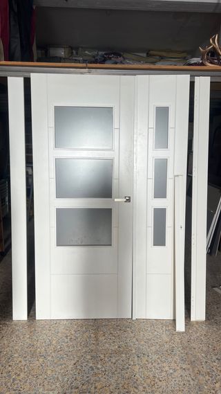 Puerta blanca con cristales