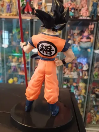 Figura Goku con bastón