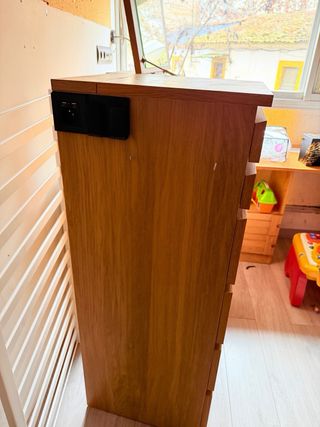 Cómoda de madera con espejo