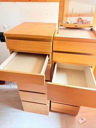 Cómoda de madera con espejo