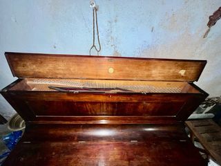 Piano antiguo madera oscura