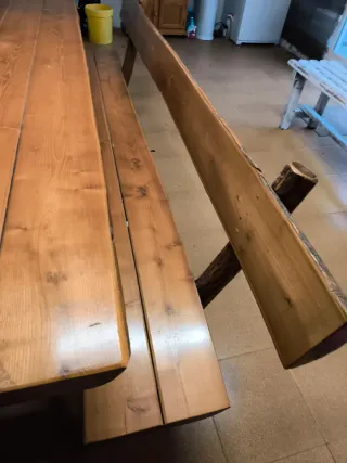 Mesa rústica de tronco con bancos