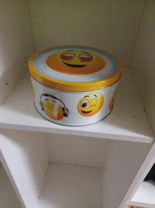 Caja metálica redonda con emojis