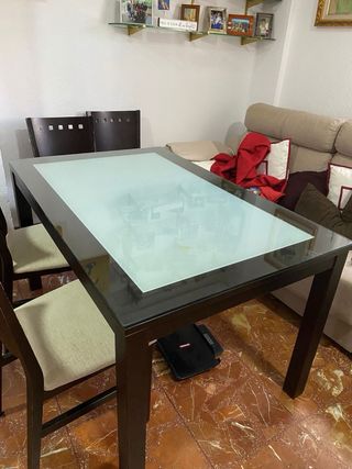 Mesa de comedor de madera y cristal