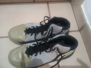 Zapatillas deportivas beige y grises