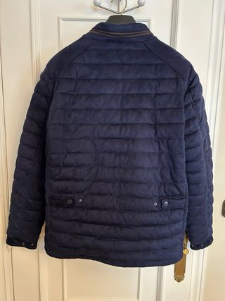 Chaqueta azul marino efecto ante Alvaro Moreno