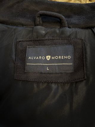 Chaqueta azul marino efecto ante Alvaro Moreno
