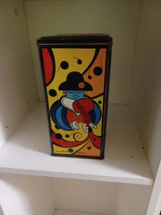 Caja metálica decorada