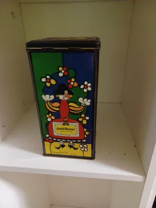 Caja metálica decorada