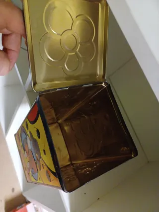 Caja metálica decorada