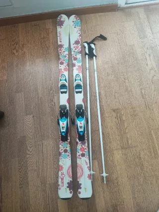 Esquís blancos con diseño floral