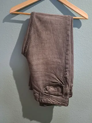 Pantalón vaquero de caballero gris